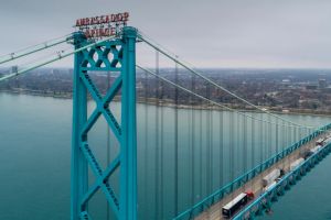 С моста Ambassador Bridge упал рабочий