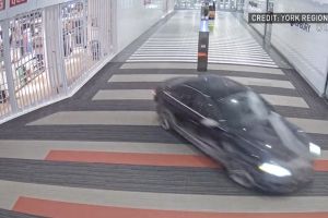 В Торонто машина проехала сквозь торговый центр