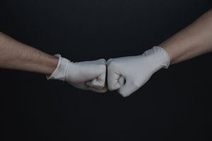 Тесты вакцины от COVID-19 на людях