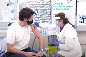 Трюдо получил вторую дозу вакцины производства Moderna